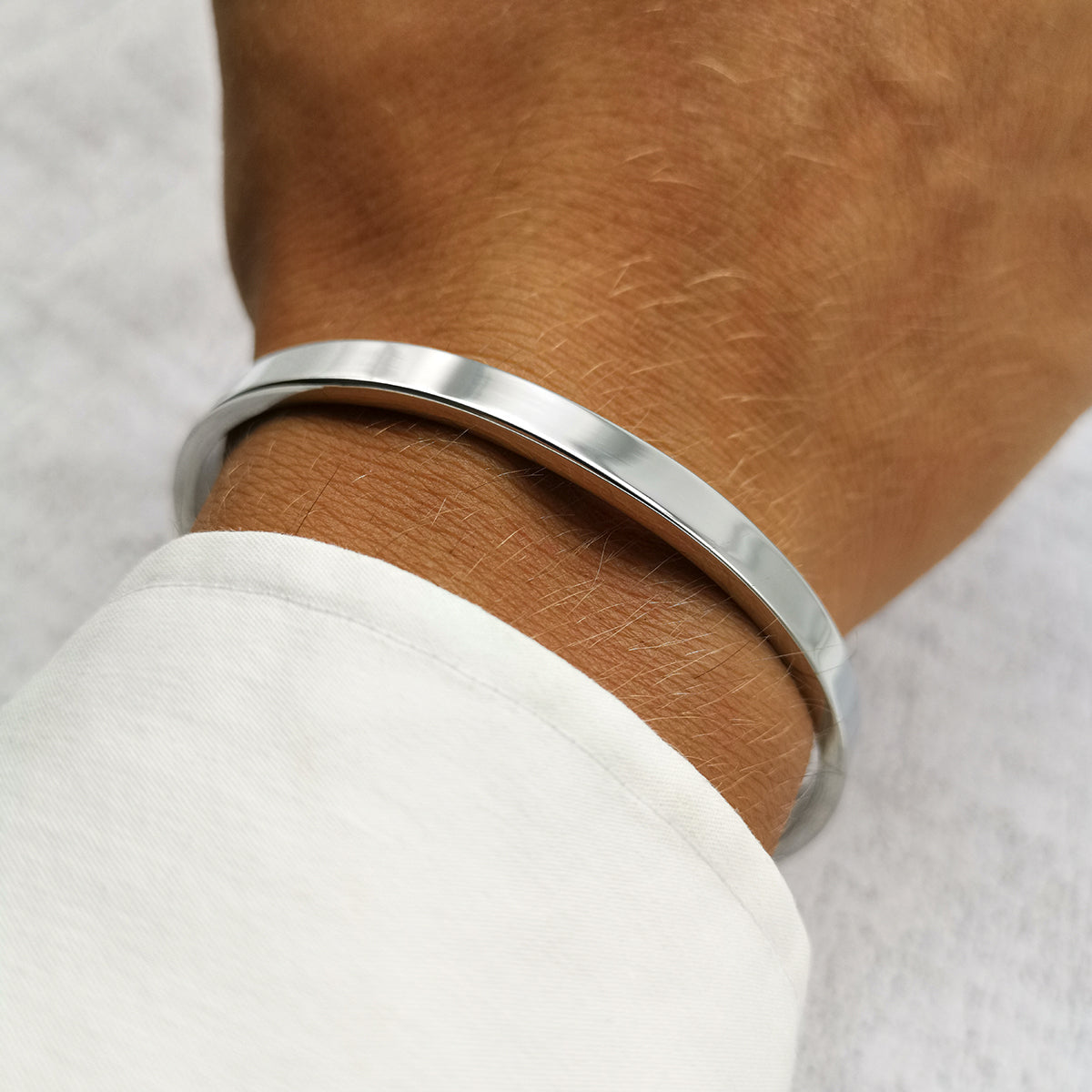 Bracciale da uomo in acciaio rigido colore argento lucido a fascia regolabile